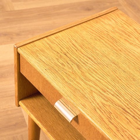 Svensk sängbord i ek