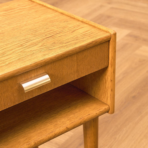 Svensk sängbord i ek