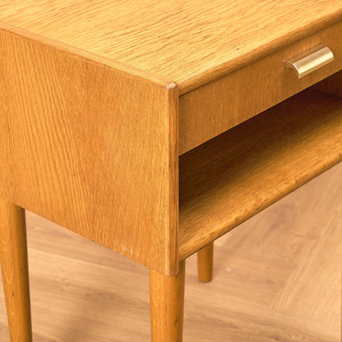 Svensk sängbord i ek