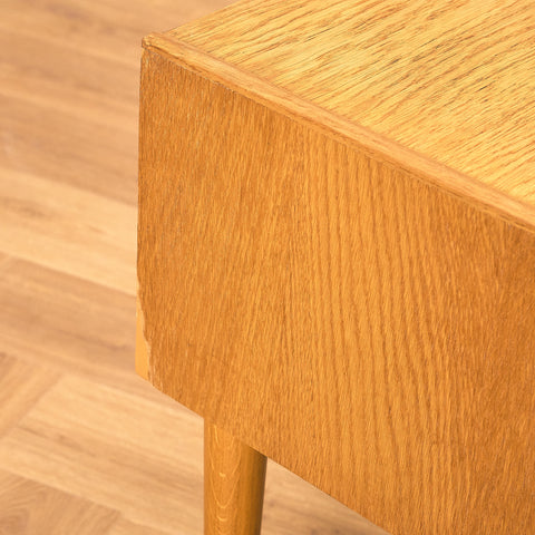 Svensk sängbord i ek