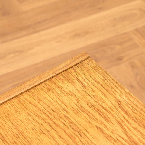 Svensk sängbord i ek