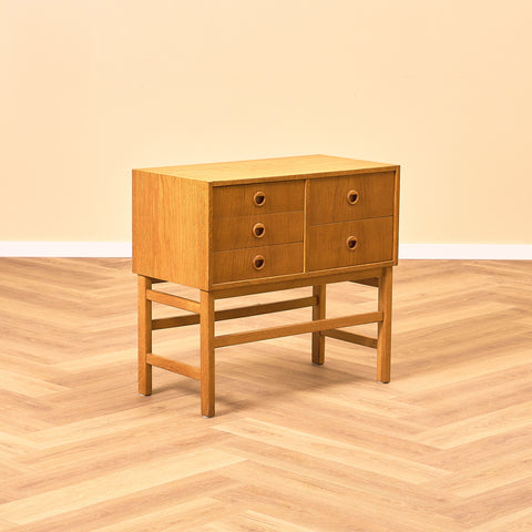 Svenskt sidobord i ek