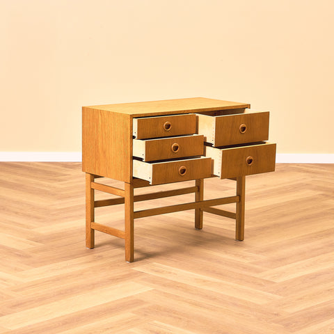 Svenskt sidobord i ek