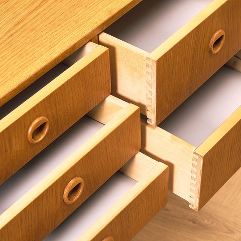 Svenskt sidobord i ek