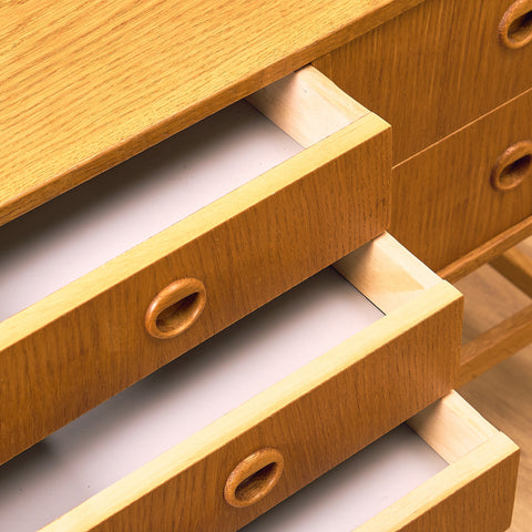 Svenskt sidobord i ek