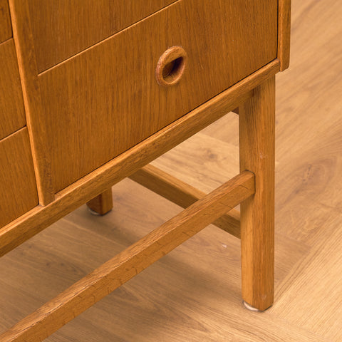 Svenskt sidobord i ek