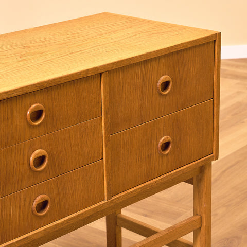 Svenskt sidobord i ek