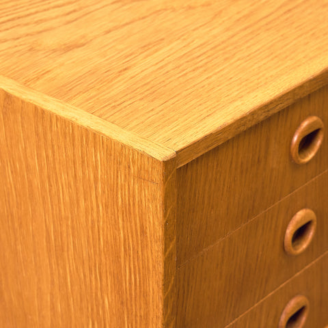 Svenskt sidobord i ek