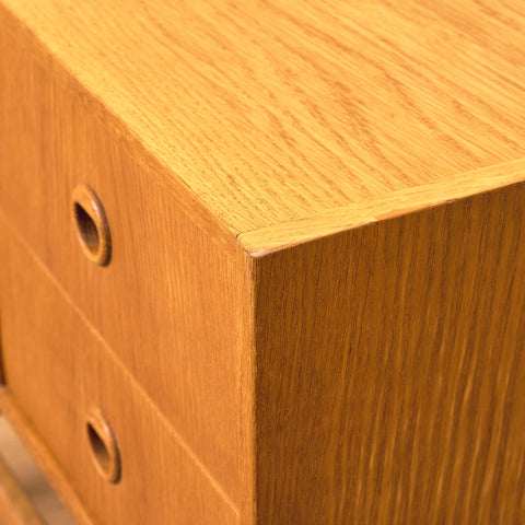 Svenskt sidobord i ek