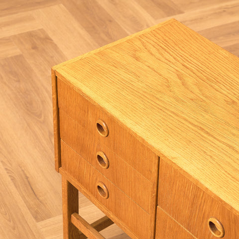 Svenskt sidobord i ek