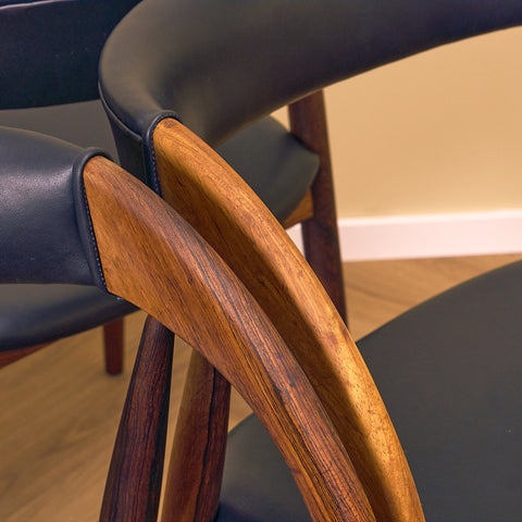 Danska matstolar i Santos rosenträ från Orte Möbelfabrik