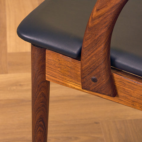 Danska matstolar i Santos rosenträ från Orte Möbelfabrik