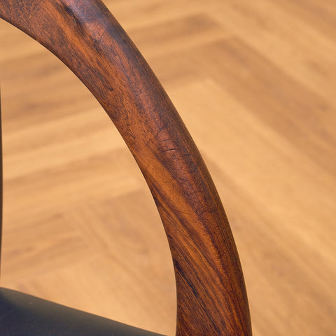 Danska matstolar i Santos rosenträ från Orte Möbelfabrik