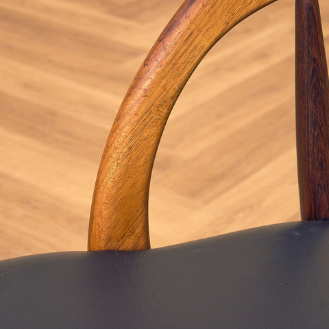 Danska matstolar i Santos rosenträ från Orte Möbelfabrik