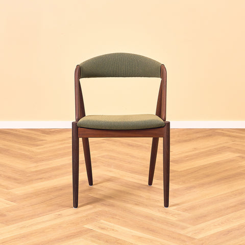 Danska matstolar i valnöt, modell 31 av Kai Kristiansen