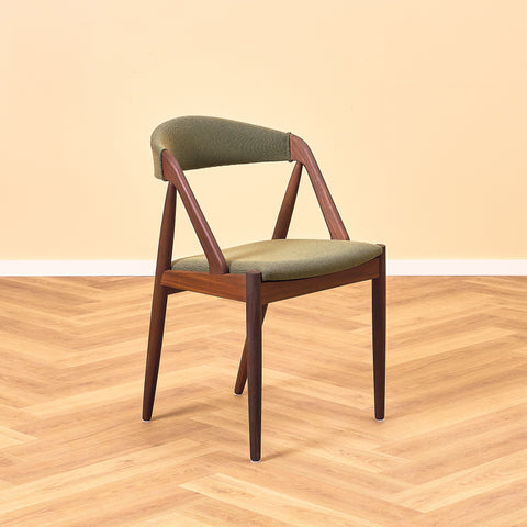 Danska matstolar i valnöt, modell 31 av Kai Kristiansen