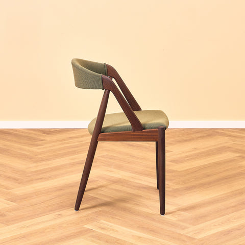 Danska matstolar i valnöt, modell 31 av Kai Kristiansen