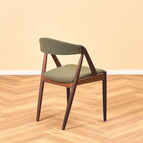 Danska matstolar i valnöt, modell 31 av Kai Kristiansen