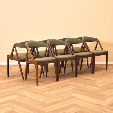 Danska matstolar i valnöt, modell 31 av Kai Kristiansen