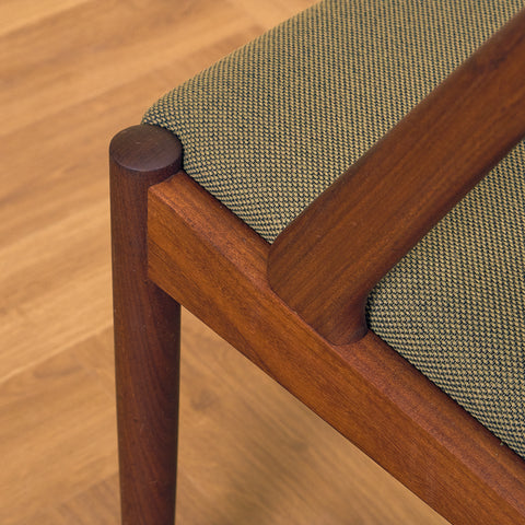 Danska matstolar i valnöt, modell 31 av Kai Kristiansen