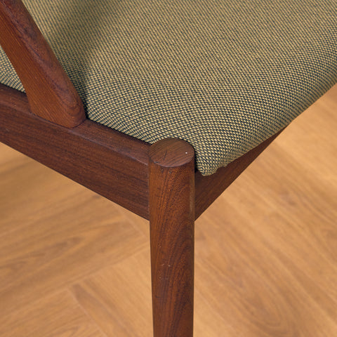 Danska matstolar i valnöt, modell 31 av Kai Kristiansen