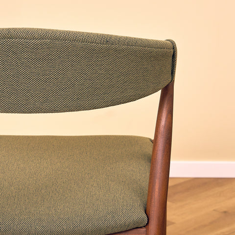 Danska matstolar i valnöt, modell 31 av Kai Kristiansen