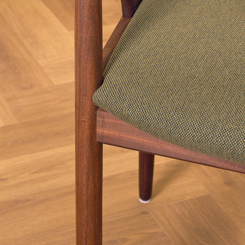 Danska matstolar i valnöt, modell 31 av Kai Kristiansen