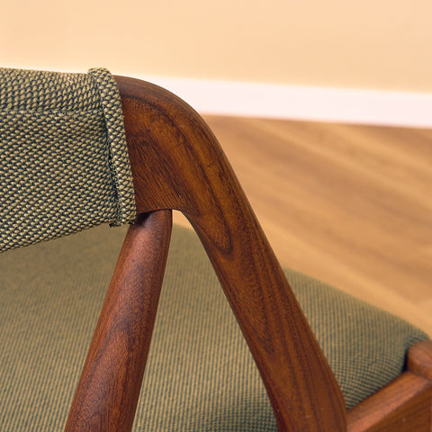 Danska matstolar i valnöt, modell 31 av Kai Kristiansen