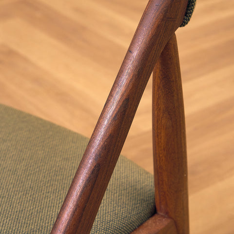 Danska matstolar i valnöt, modell 31 av Kai Kristiansen