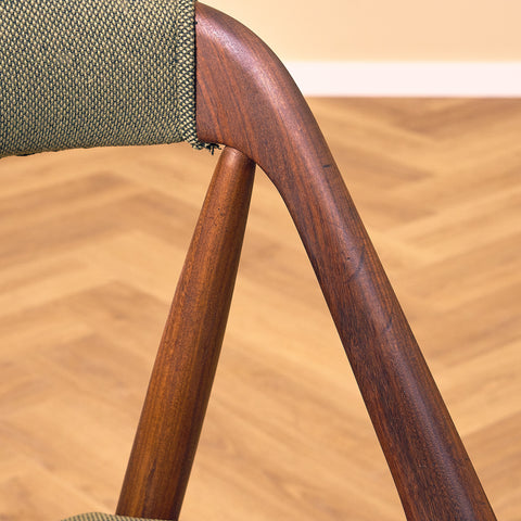 Danska matstolar i valnöt, modell 31 av Kai Kristiansen