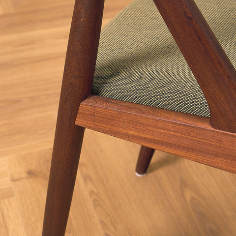 Danska matstolar i valnöt, modell 31 av Kai Kristiansen