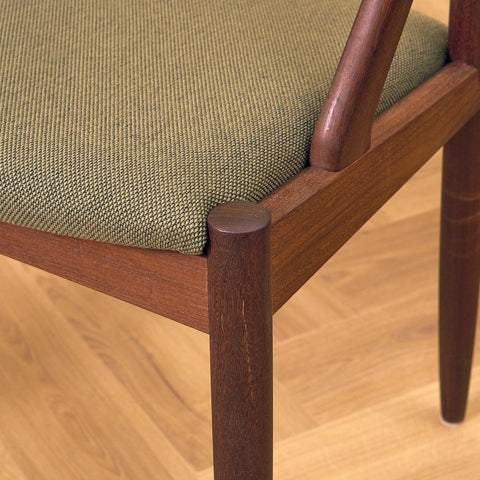 Danska matstolar i valnöt, modell 31 av Kai Kristiansen