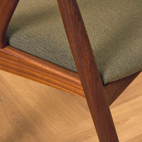 Danska matstolar i valnöt, modell 31 av Kai Kristiansen