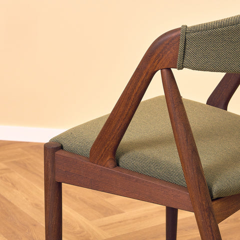 Danska matstolar i valnöt, modell 31 av Kai Kristiansen