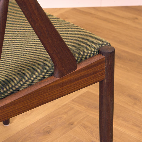 Danska matstolar i valnöt, modell 31 av Kai Kristiansen