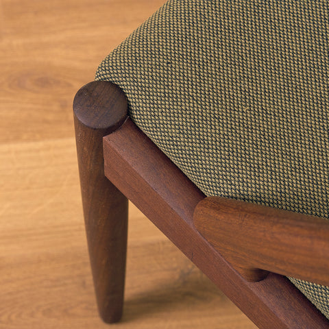 Danska matstolar i valnöt, modell 31 av Kai Kristiansen