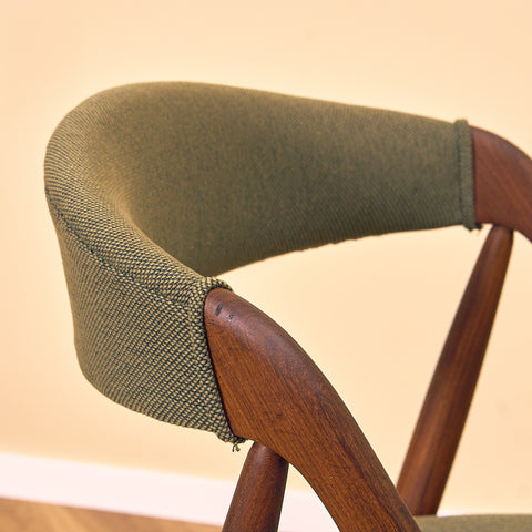 Danska matstolar i valnöt, modell 31 av Kai Kristiansen