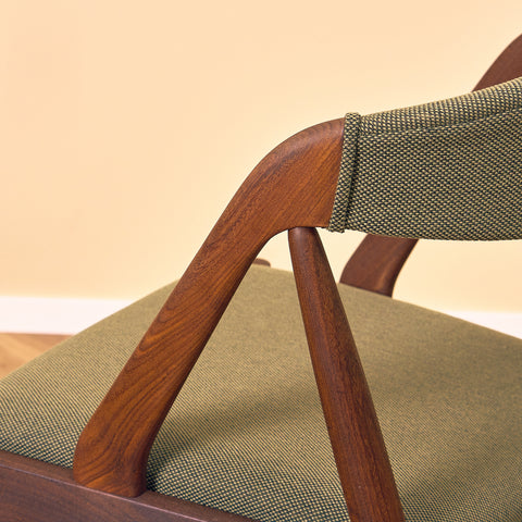 Danska matstolar i valnöt, modell 31 av Kai Kristiansen