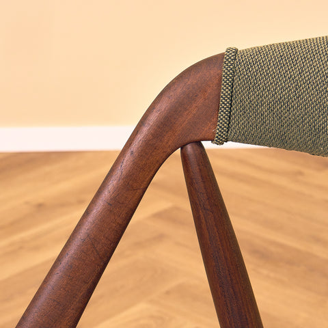 Danska matstolar i valnöt, modell 31 av Kai Kristiansen