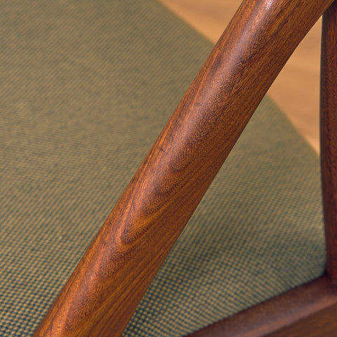 Danska matstolar i valnöt, modell 31 av Kai Kristiansen