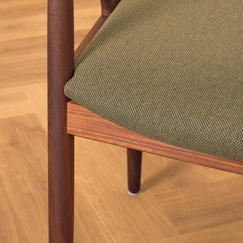 Danska matstolar i valnöt, modell 31 av Kai Kristiansen