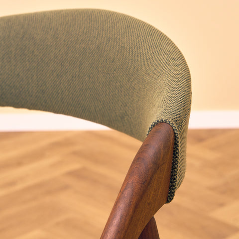 Danska matstolar i valnöt, modell 31 av Kai Kristiansen