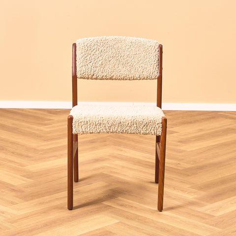 Danskt set med 6 matstolar i teak av Henry Walter Klein