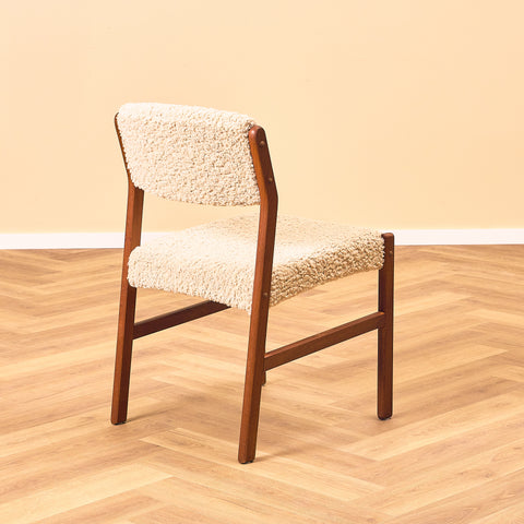 Danskt set med 6 matstolar i teak av Henry Walter Klein