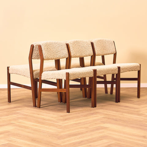 Danskt set med 6 matstolar i teak av Henry Walter Klein