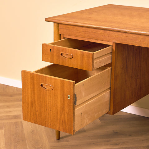 Skrivbord i teak och bok i svensk stil