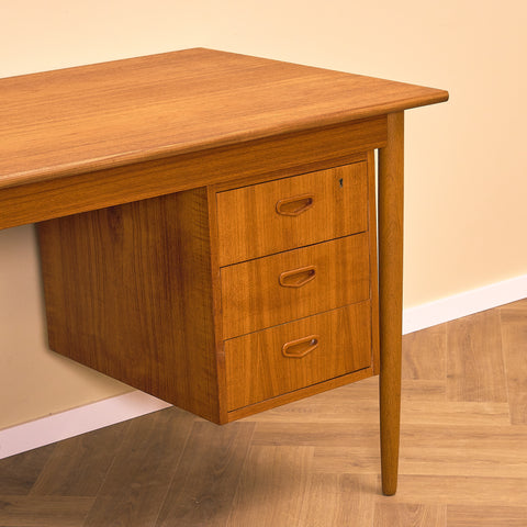 Skrivbord i teak och bok i svensk stil