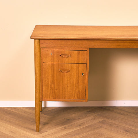 Skrivbord i teak och bok i svensk stil