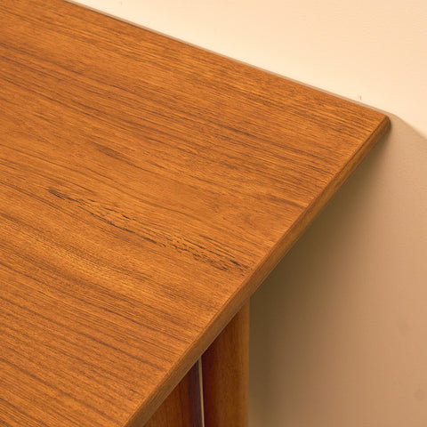 Skrivbord i teak och bok i svensk stil