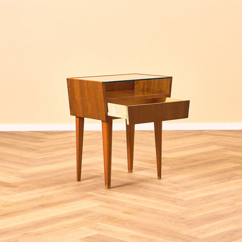 Svenska sängbord i mahogny och glas